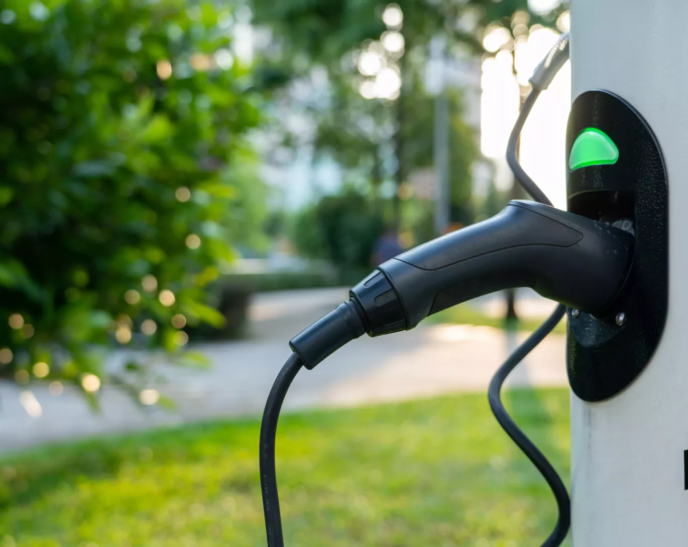 Grid independence, operational reliability and scalability on a large scale for charging infrastructure