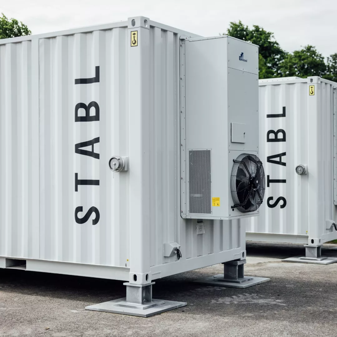 Zwei Batteriespeicher von STABL Energy für eine emissionsfreie Inselmobilität