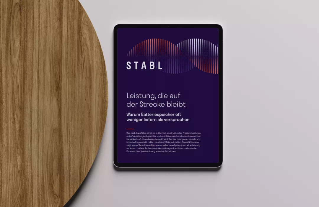 Titelseite des STABL White Papers zum Thema Performanceverluste bei Batteriespeichern
