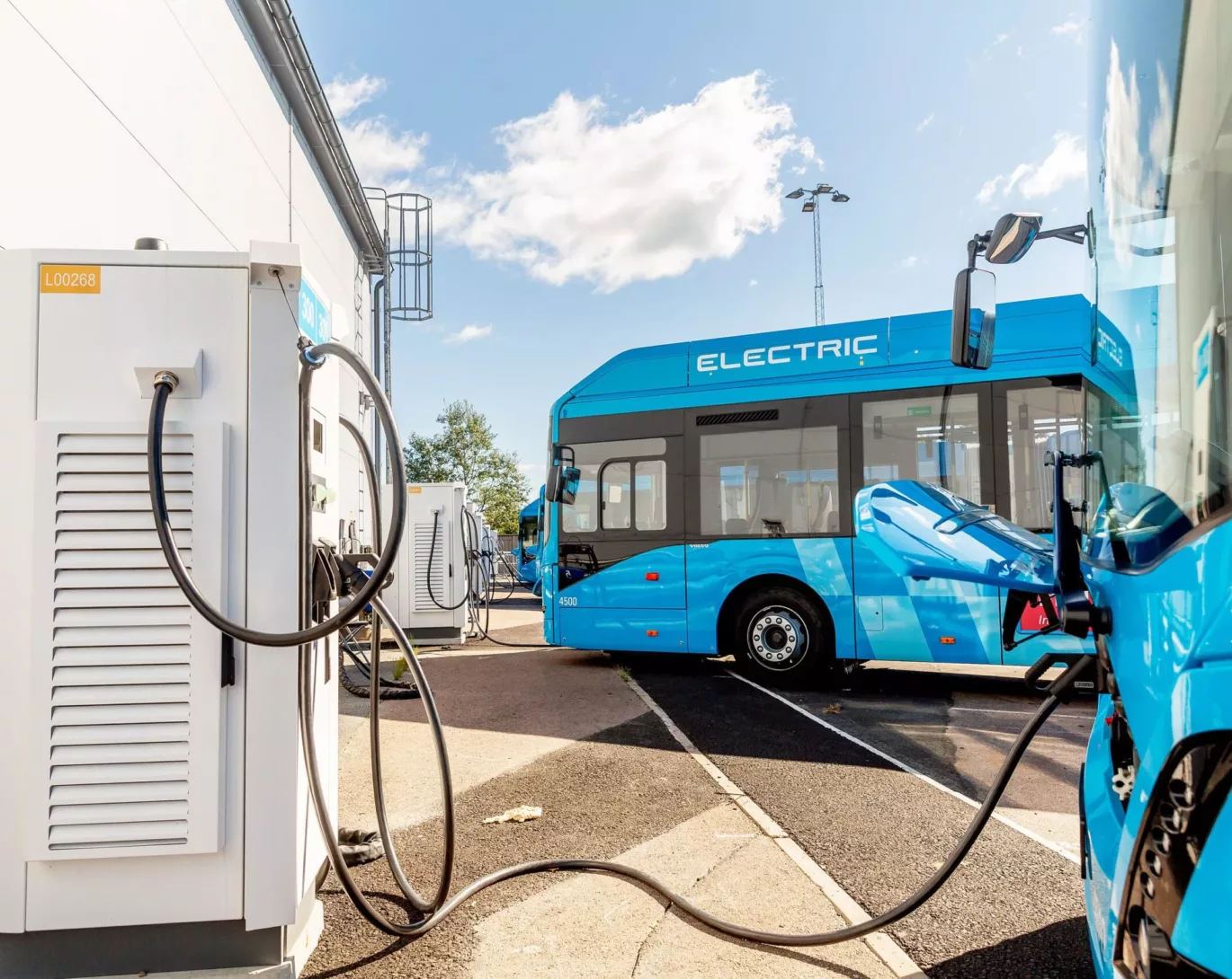 Nobina Elektrobus lädt an einer modernen Ladestation für nachhaltige und emissionsfreie Mobilität