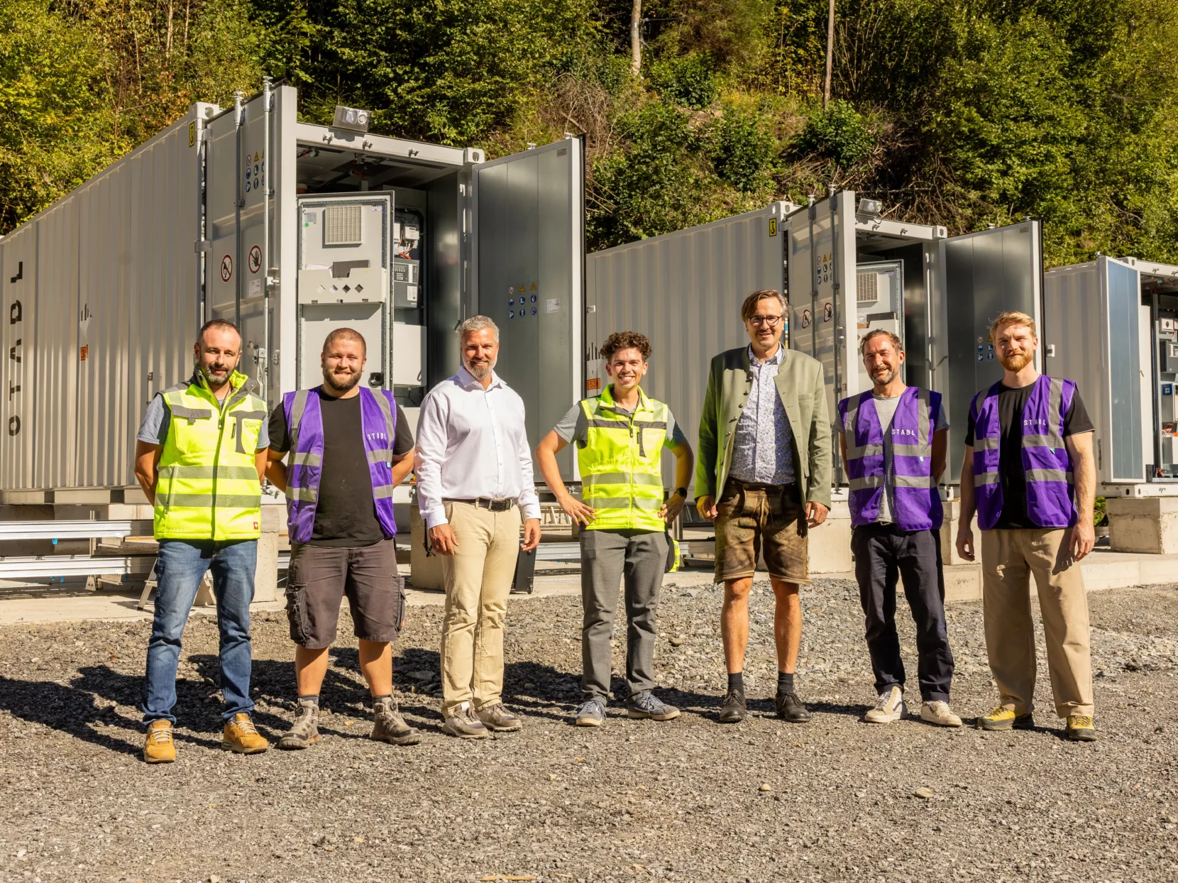 Group photo: STABL and Elektrowerk Schöder celebrate reaching the milestone of 50 MWh of storage capacity in the field