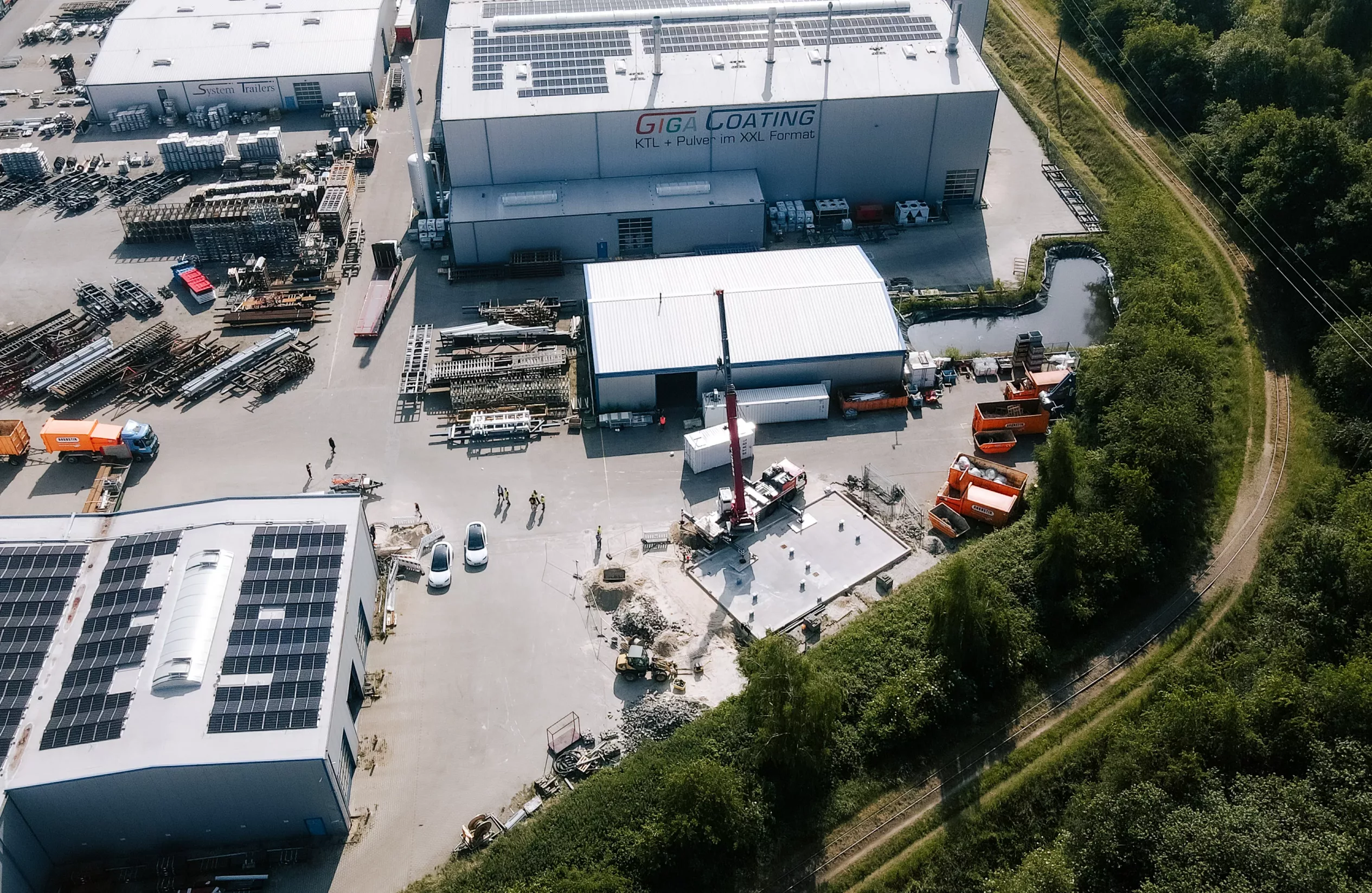 Luftaufnahme Giga Coating und System Trailers mit PV-Anlagen und Batteriespeicher