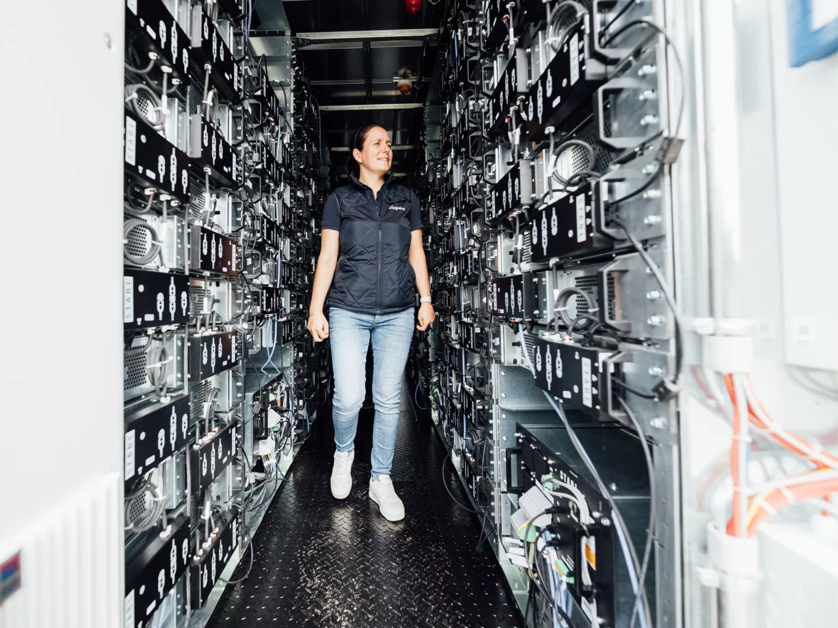 Norden-Frisia Projektmanagerin Maraike Pommer im Batteriespeicher von STABL Energy