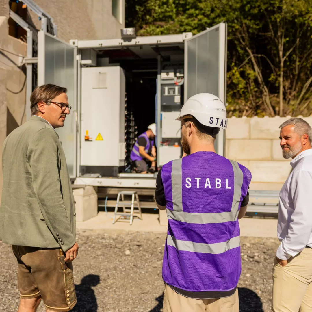 Mitarbeitende von Elektrowerk Schöder und STABL vor einem Batteriespeicher