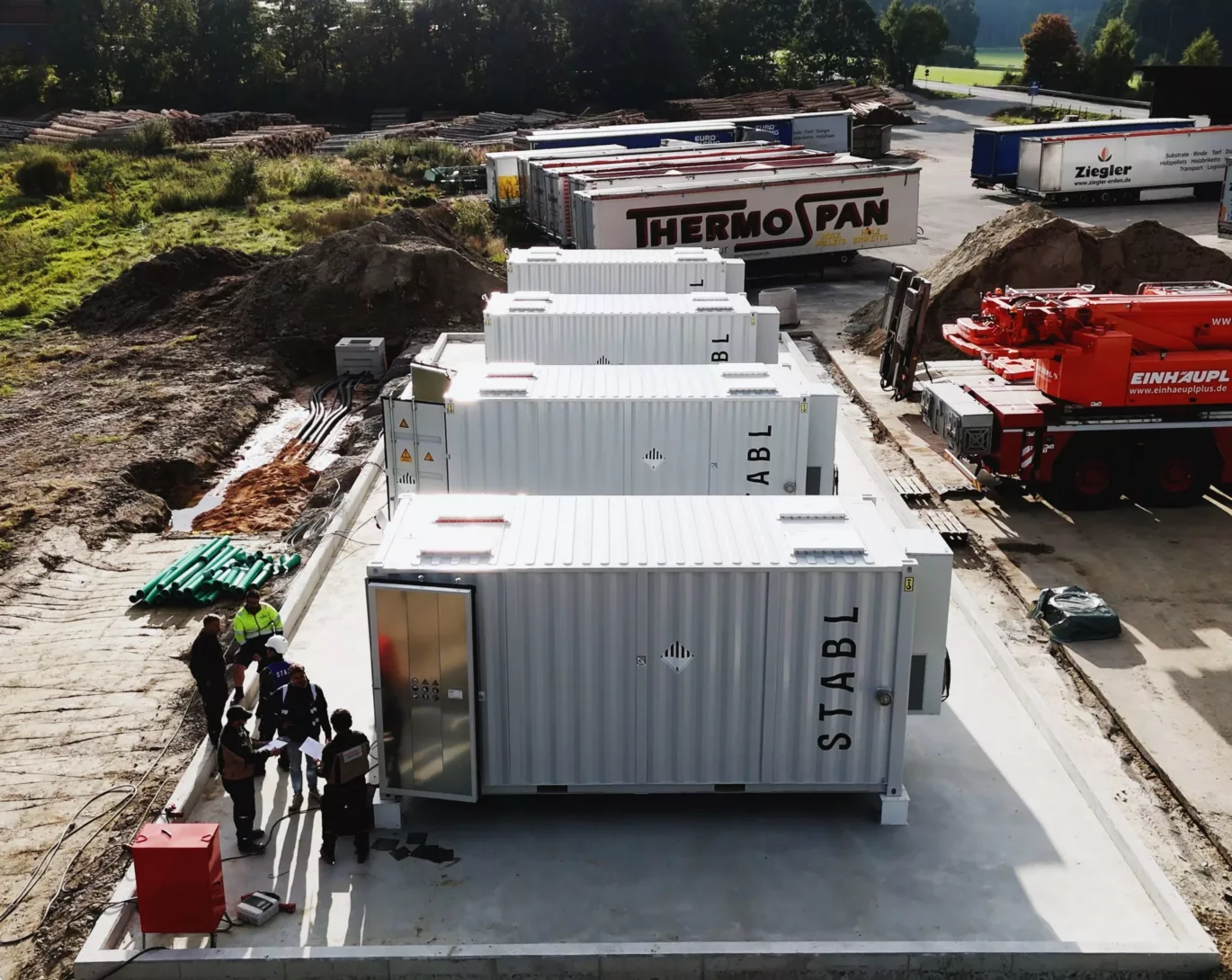 Luftaufnahme der vier STABL Batteriespeicher bei Erdenwerk Gregor Ziegler in Reihe