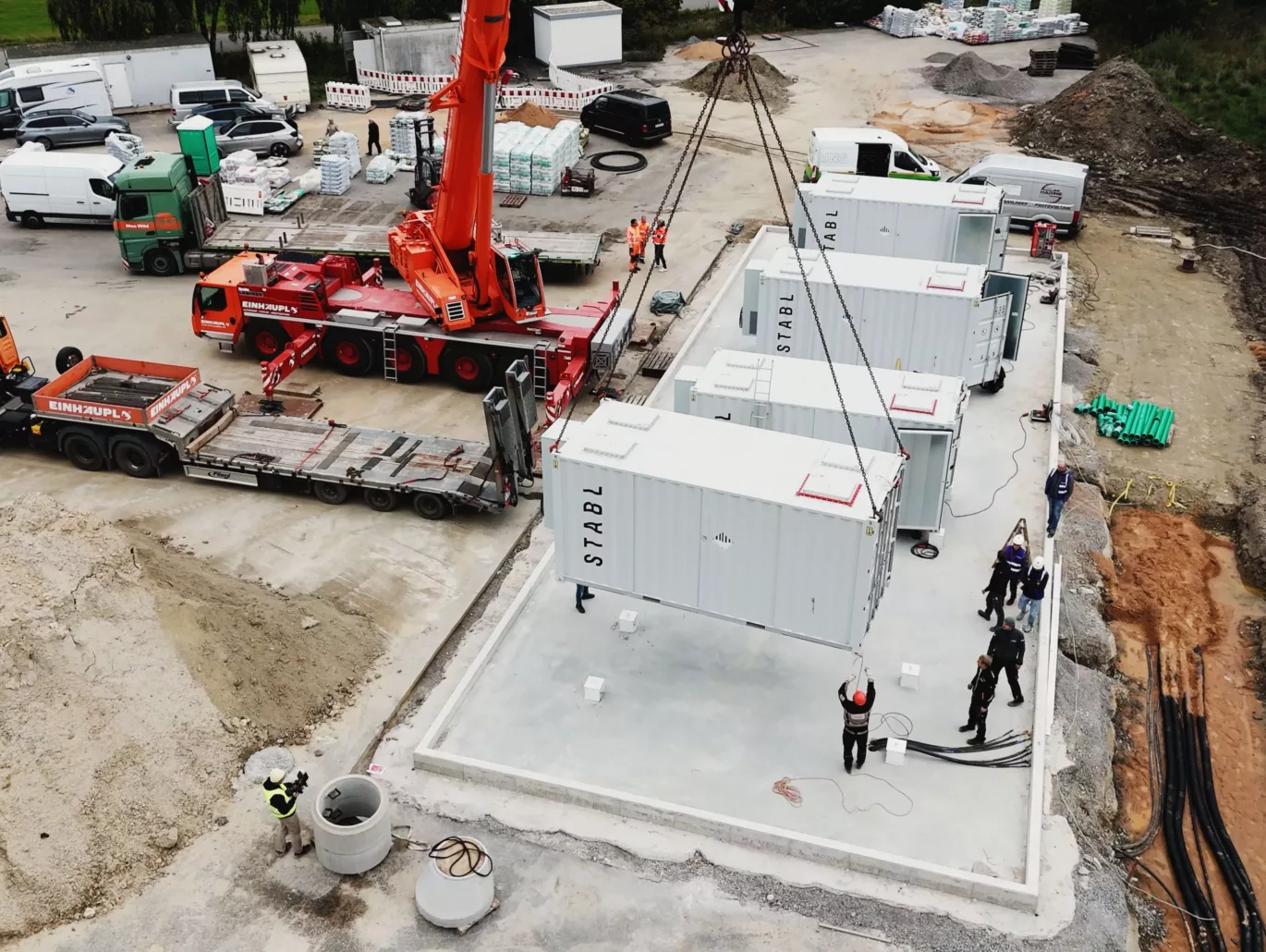 Installation der vier STABL Batteriespeicher bei Erdenwerk Gregor Ziegler