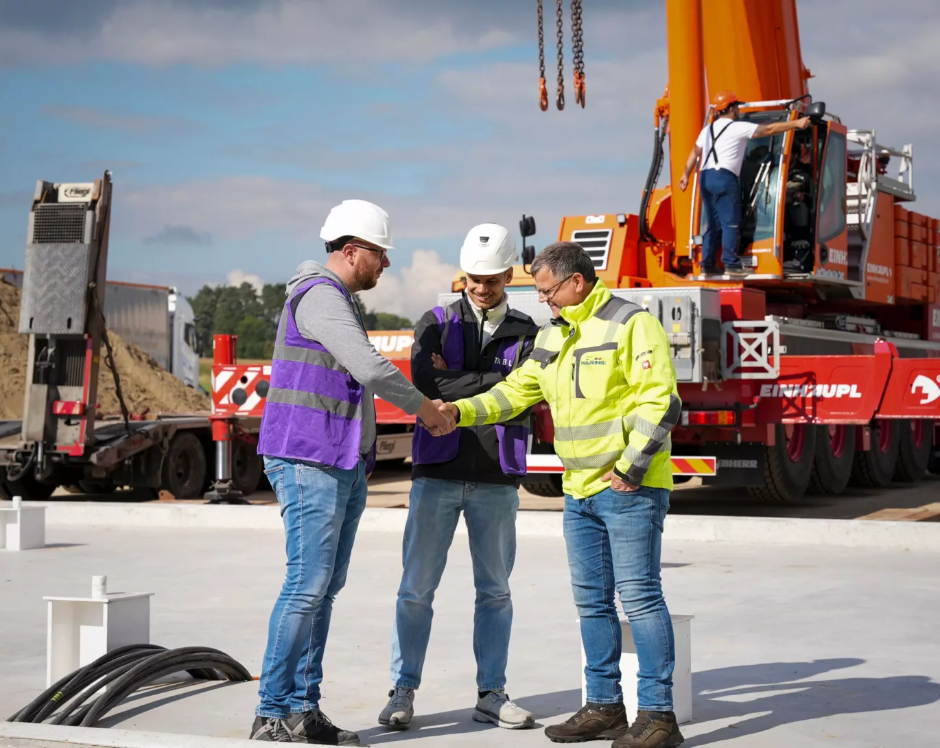 Eine von vielen Success Stories: Handschlag von Erdenwerk Gregor Ziegler GmbH und STABL Mitarbeitern