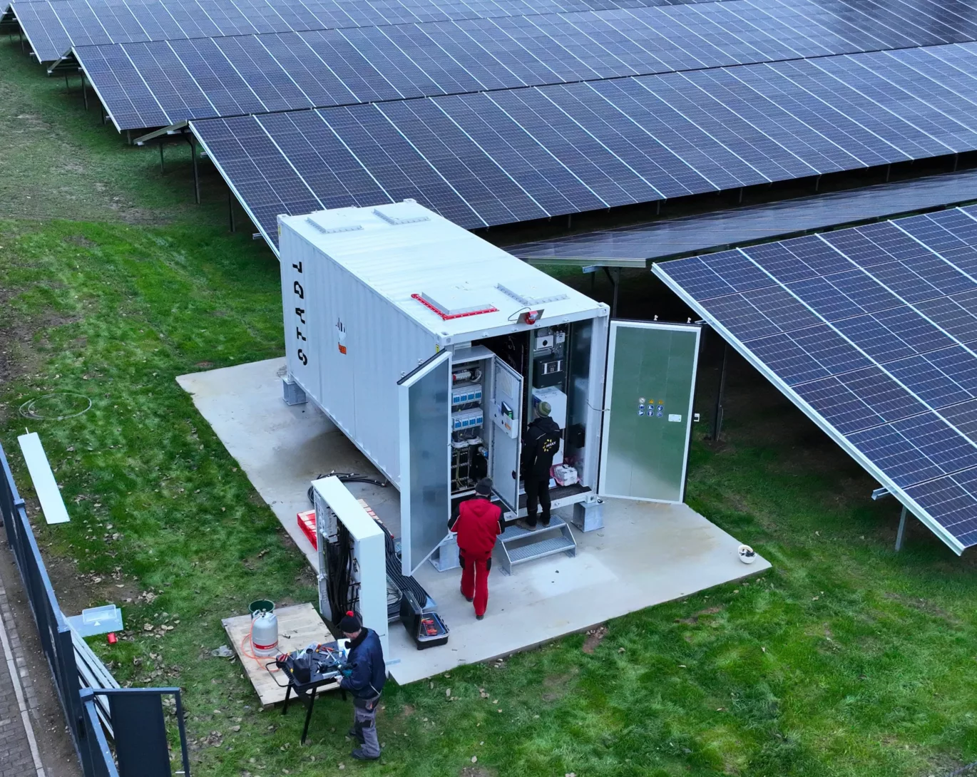 Installation eines Batteriespeichers bei Mantos International Food mit Fachpartner Maxxsolar