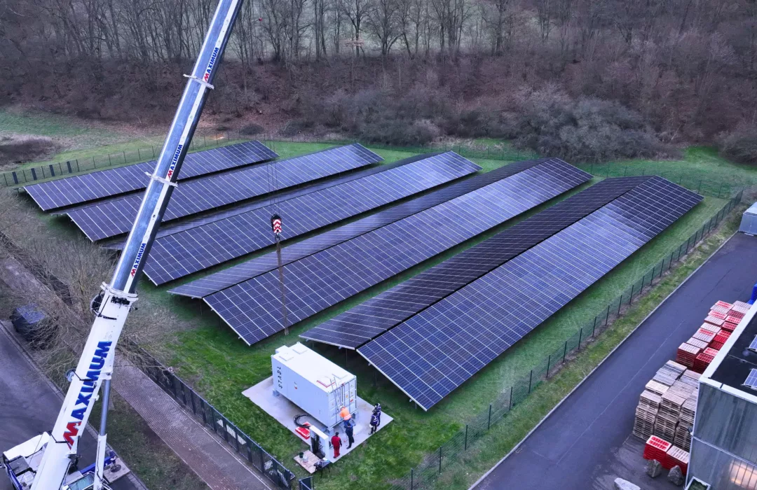 Installation eines Batteriespeichers bei Mantos International Food mit Fachpartner Maxxsolar