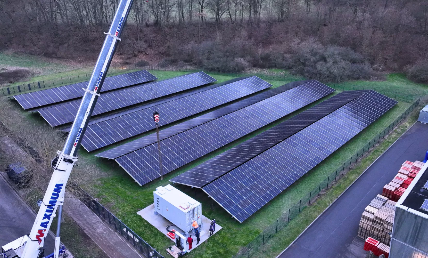 Installation eines Batteriespeichers bei Mantos International Food mit Fachpartner Maxxsolar