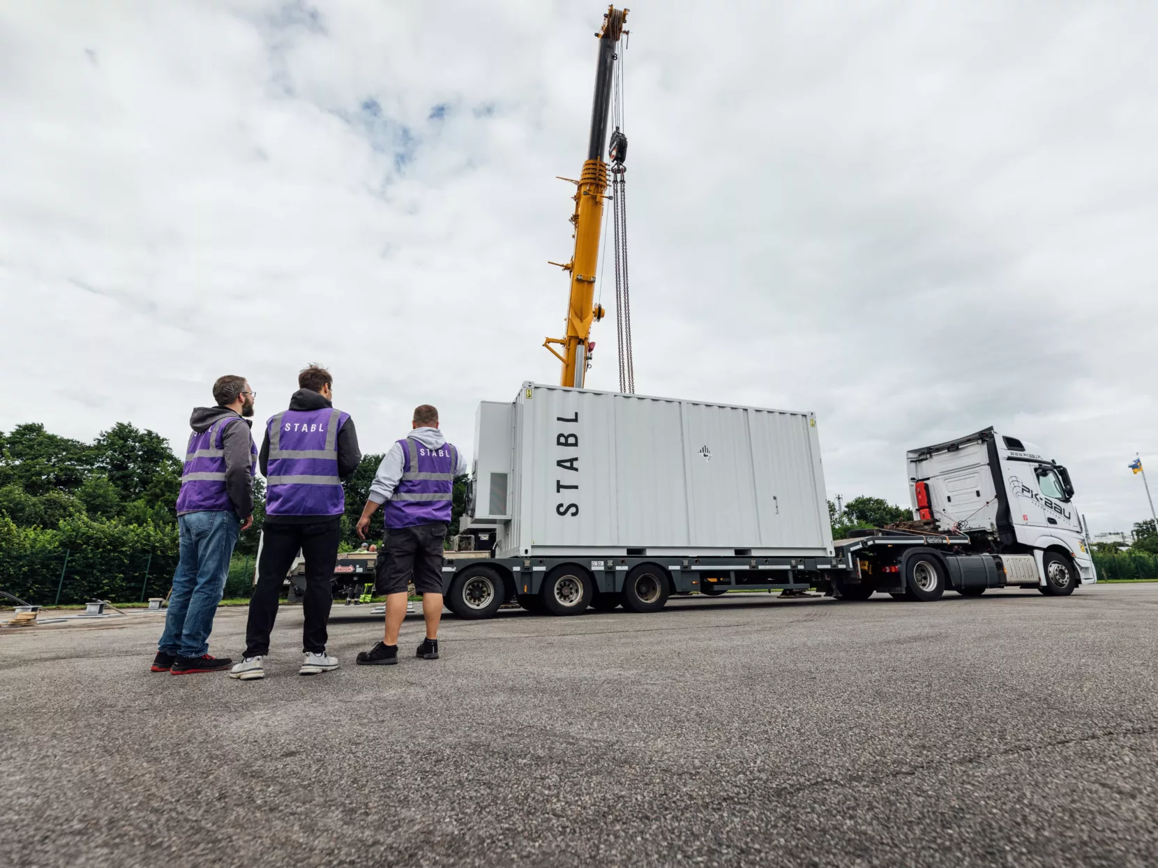 Anlieferung der Batteriespeicher von STABL Energy bei Reederei Norden-Frisia