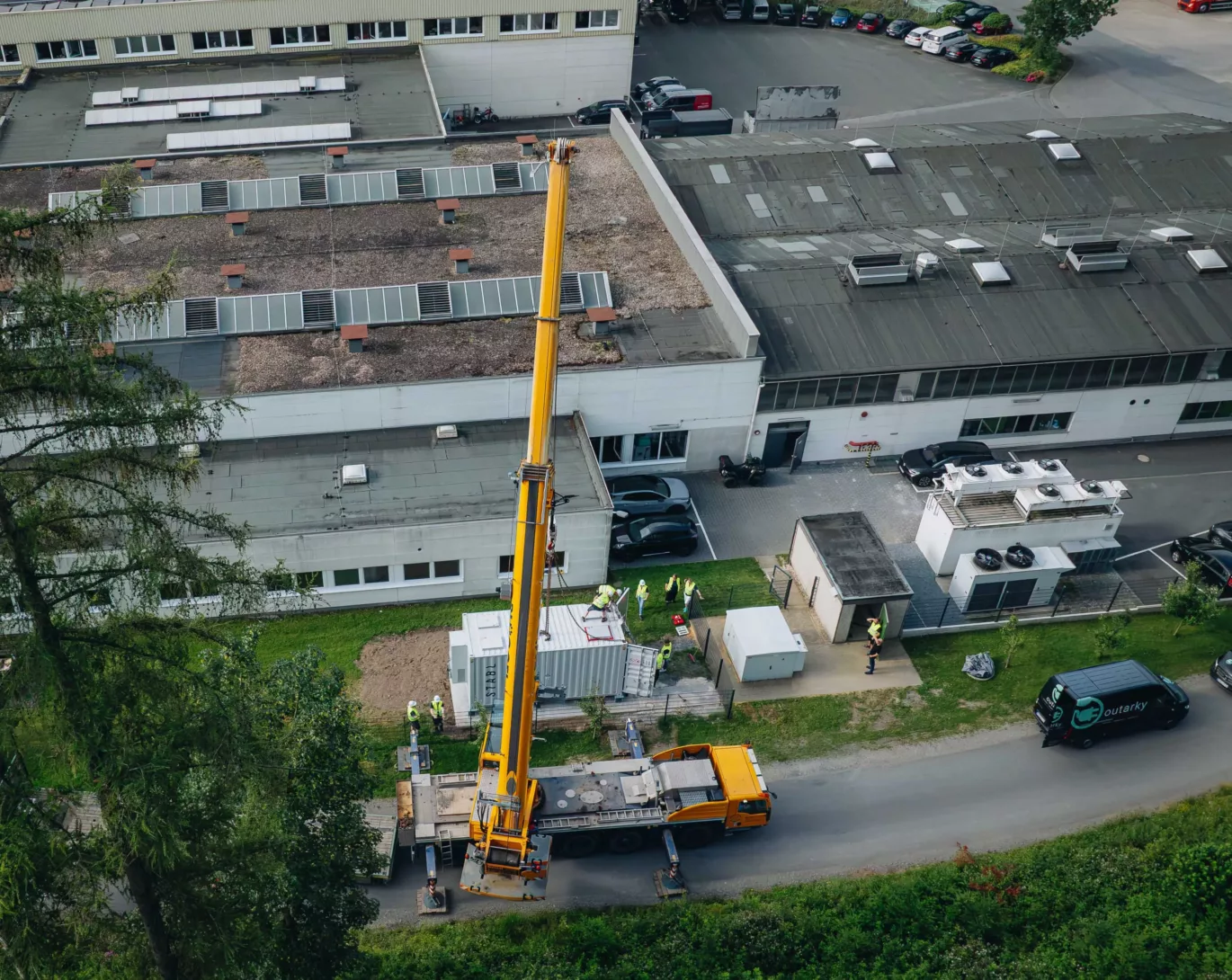 Anlieferung eines Batteriespeichers bei Werner Langer Kunststoffe mit Fachpartner outarky